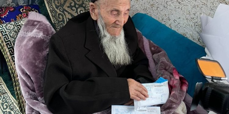 Базар-Коргон районундагы 98 жашка чыккан ардагерге 100 миң сом тапшырылды