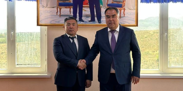 Кыргыз-тажик чек арасында Баткен жана Согди облусунун жетекчилери жолукту