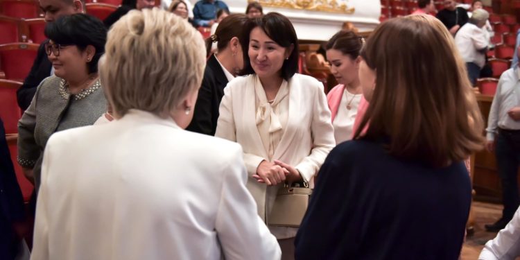 Айгүл Жапарова «Виват, рояль!» гала-концертинин ачылышына катышты