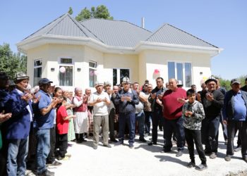 Камчыбек Ташиев 4 балалуу үй-бүлөгө үй салып берди (сүрөт)