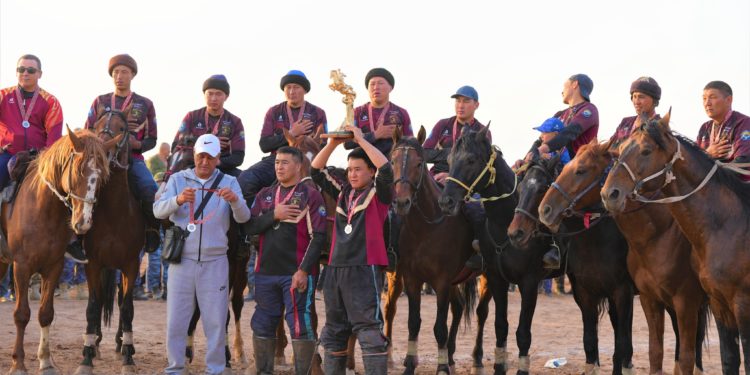 Жеңиш кубогу-2023: Чемпион болгон “Достук” командасына 700 миң сом тапшырылды