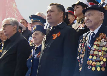 Садыр Жапаров Москвадагы парадга Кыргызстандын желегинин түсүндөгү тасма тагып катышты