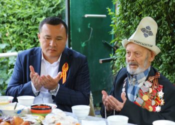 Жалал-Абадда согуш ардагери менен концлагер туткунунда болгон жаранга акча тапшырылды