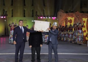 Манасчы Рысбай Исаков Өзбекстандагы айтуучулар фестивалында 1-орун алды (видео)