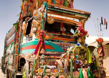 Пакистанда унааларды эмне үчүн түркүн түскө боёшот? Кызыктуу маалымат