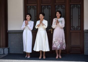 Кыргыз, кытай жана өзбек ханайымдары опера театрга барышты