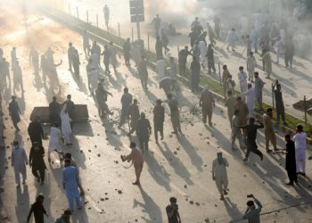 Пакистанда массалык нааразылык акциялары башталды (видео)