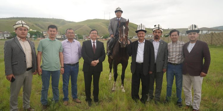 75 жашка толгон Кыргыз эл артисти Жолболду Алыбаевге ат тартуулашты