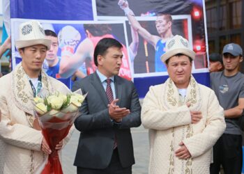 Кыргызстандын боксунда тарых жараткан Мунарбек Сейитбек уулун Ошто кандай тосуп алышты? (сүрөттөр)