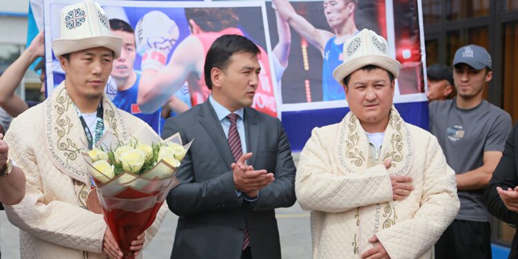 Кыргызстандын боксунда тарых жараткан Мунарбек Сейитбек уулун Ошто кандай тосуп алышты? (сүрөттөр)