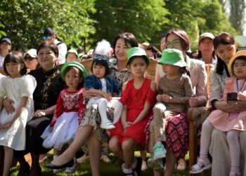 Айгүл Жапарова ата-энелер жана балдарга арналган фестивалга катышты (сүрөт)