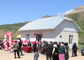 Чаткалда 20 жылдыктар көп балалуу үй-бүлөгө үй куруп берди