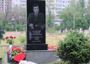 Эл артисти Бактыбек Мамытовдун эстелиги орнотулду (сүрөт)