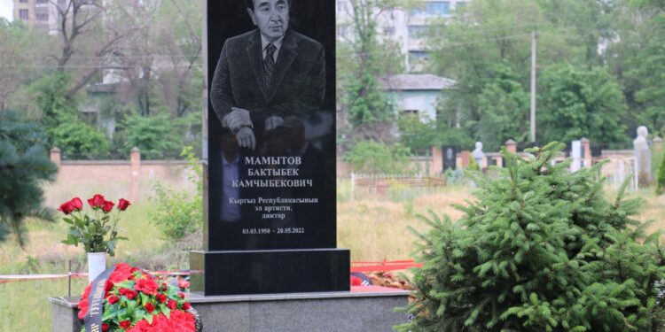 Эл артисти Бактыбек Мамытовдун эстелиги орнотулду (сүрөт)