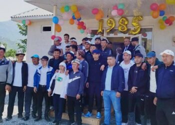 Кара-Кулжада 20 жылдыктар классташына үй куруп беришти (видео, сүрөт)