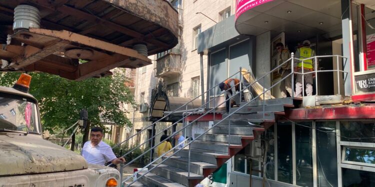 Бишкектеги Манас проспектисинде бузуу иштери уланууда (сүрөт)