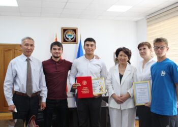 Чоң Чүй каналына чөгүп жаткан 2 баланы куткарып калган окуучу сыйланды