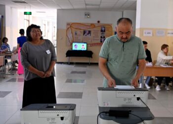 Нурланбек Шакиев Жогорку Кеңештин депутатын шайлоодо добуш берди