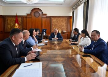 Нурланбек Шакиев тармактык комитеттердин башчылары менен жыйын өткөрдү