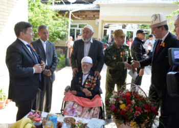 Акылбек Жапаров Ошто 98 жаштагы согуштун ардагерине барып, 100 миң сом тапшырды