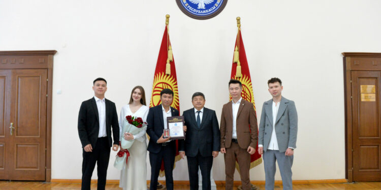 Дүйнөнү багынткан D Billions өкмөттүн Ардак грамотасы менен сыйланды