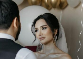 Айжан Байзакова фамилиясын өзгөрткөнүн айтты