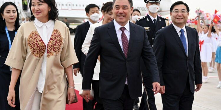 Садыр Жапаров менен Айгүл Жапарова Кытайга барды (сүрөт)