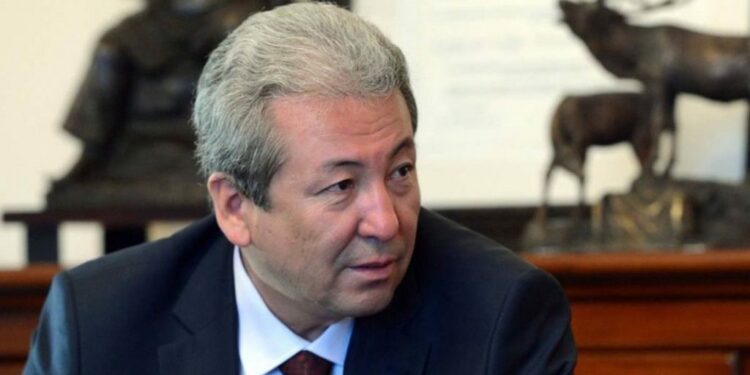 Спикер Адахан Мадумаровго кайсы айыптар тагылганын окуп берди