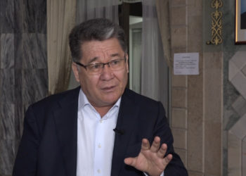 «Кайф» кармап жүрөсүңөр». Депутат Таштанбеков өкмөттү аракеч таанышына окшоштурду