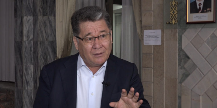 «Кайф» кармап жүрөсүңөр». Депутат Таштанбеков өкмөттү аракеч таанышына окшоштурду