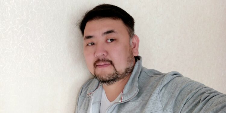 Жарандык активист Мелис Аспеков президенттин ырайымы менен бошотулду