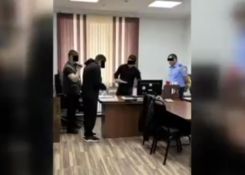 «Достуктун» бажы башчысы менен Оштун башкы темир жолчусу коррупцияга шектелип кармалды