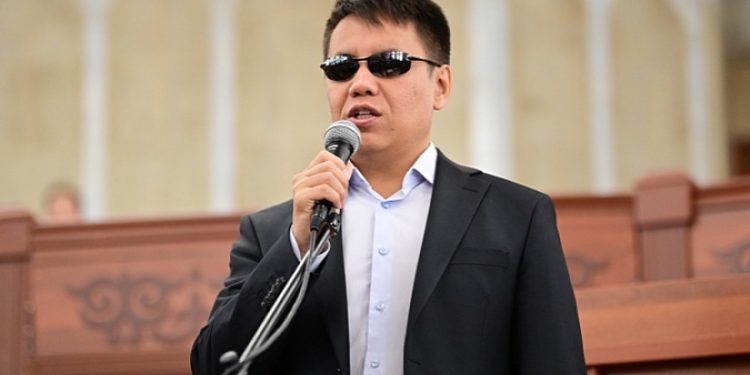 Депутат Бекешев: «Бүт үй-бүлө 250 сом үчүн чек арадан өтө албай, билети күйүп кеткенине күбө болдум»
