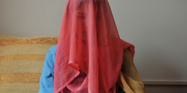 Депутат: «Чек арада каза болгон аскердин сүйлөшкөн кызы инисине жубай болгону тууралуу пьесаны жайылтуу керек»