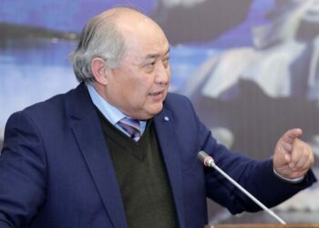 Бакиевден маек алган Кадыр Кошалиев Элдик курултайдын төрагалыгынан убактылуу кеткенин айтты