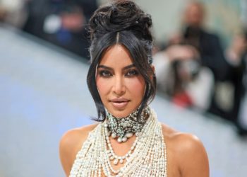 Met Gala: Ким Кардашьян 50 миңдей бермет менен кооздолгон көйнөк кийип барды