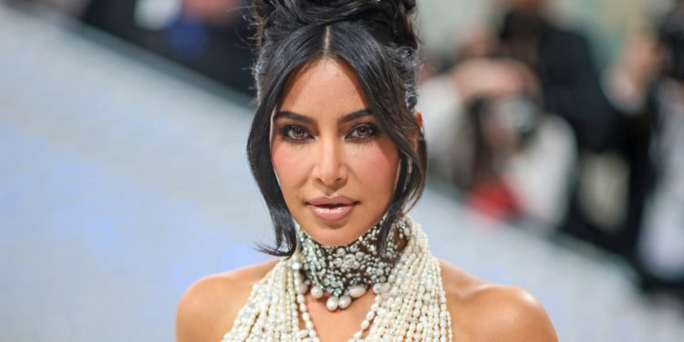 Met Gala: Ким Кардашьян 50 миңдей бермет менен кооздолгон көйнөк кийип барды