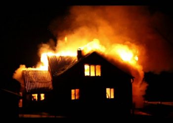 Ноокенде үйдөн өрт чыгып, 56 жаштагы киши каза болду. Атасын куткарам деген уулу ооруканада