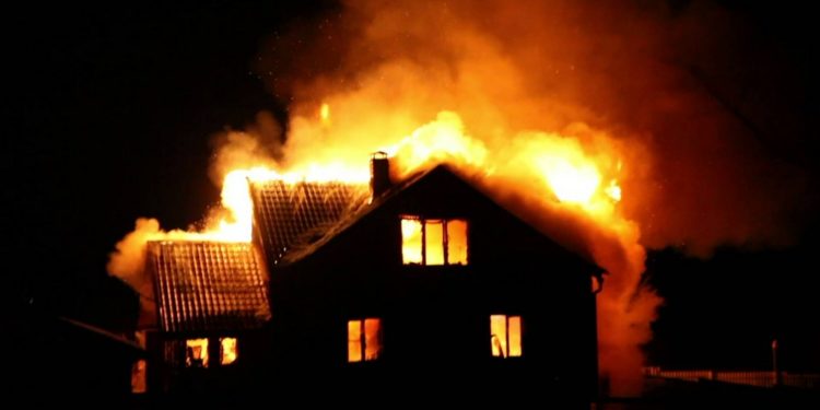 Ноокенде үйдөн өрт чыгып, 56 жаштагы киши каза болду. Атасын куткарам деген уулу ооруканада