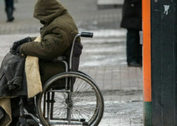 «Суу менен нан жеп жаттым». Казакстанда майып пенсионерди 10 жыл мажбурлап кайыр суратышкан