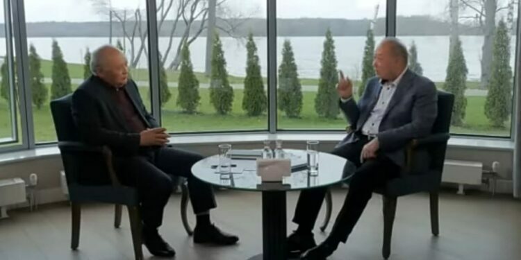 Бакиевден маек алган журналист Курултайдын төрагалыгынан кетиши керекпи? Орунбеков жооп берди