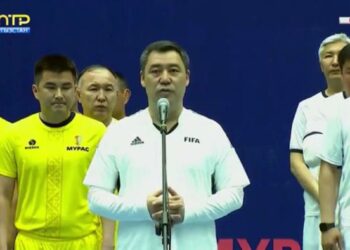 Бишкекте Садыр Жапаров баштаган футболдук турнир өтүп жатат
