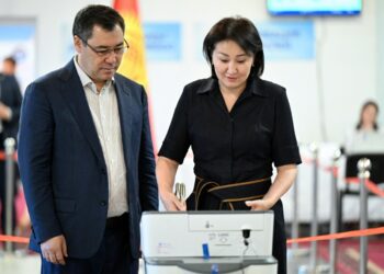 Садыр Жапаров жубайы менен Жогорку Кеңештин депутатын шайлоодо добуш берди (сүрөт)