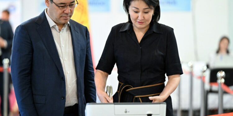 Садыр Жапаров жубайы менен Жогорку Кеңештин депутатын шайлоодо добуш берди (сүрөт)