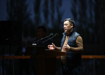 «1 миллионду жерге көмүп». Жапаров өкмөттүк кызматкерлерге эскертүү берди