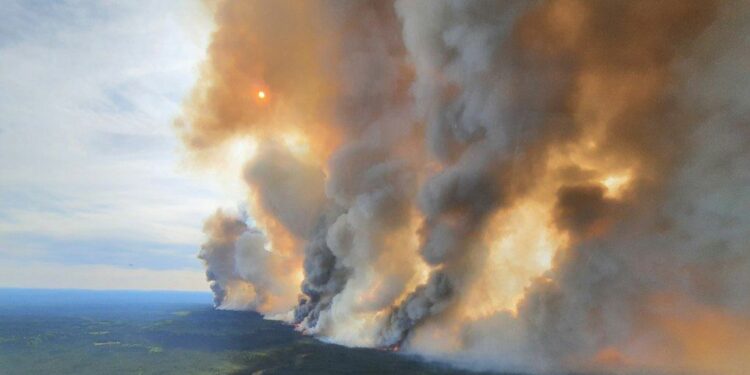 Канадада токойлор өрттөнүп, 16 миңден ашык адам үйлөрүн таштап кетүүгө аргасыз болушту (сүрөт, видео)