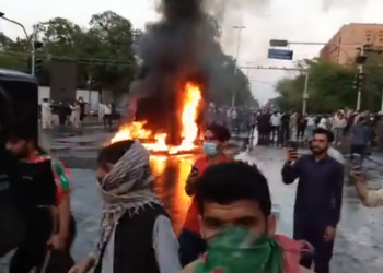 Пакистандагы нааразылык акцияларынан улам шаарга аскерлер киргизилди