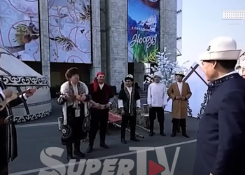 Ноорузда президент менен жубайынын алдында ырдаган төкмө акындар аларга айтылган сындарга жооп беришти