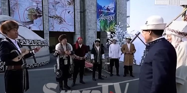 Ноорузда президент менен жубайынын алдында ырдаган төкмө акындар аларга айтылган сындарга жооп беришти