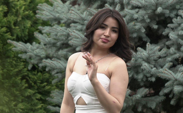 «3 жыл мурун катуу жыгылгам». Ырчы Алтынай Жайнакова Бишкекте операция жасатты